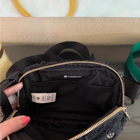 Lululemon Black Sherpa Belt Bag - Picture 2 of 2